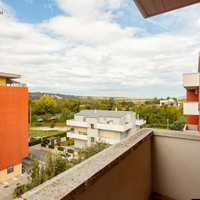 Trilocale semi nuovo con posto auto, quarto piano