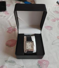 Orologio vintage rettangolare con numeri romani