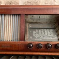 Radio antica in legno