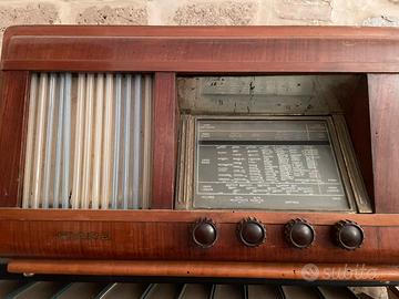 Radio antica in legno