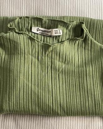 Maglia maglietta Stradivarius S verde sotto giacca