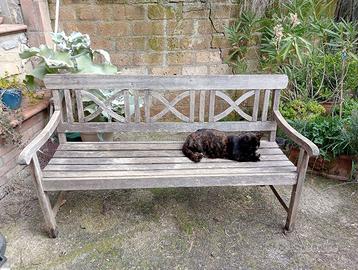 panchina da giardino in legno