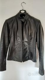 Giubbino in pelle nera.
