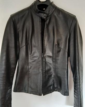 Giubbino in pelle nera.