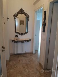 Specchio con cornice in bronzo