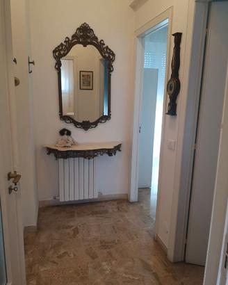 Specchio con cornice in bronzo
