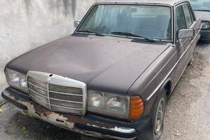 Mercedes-Benz 240D 4 fari (1981/82) - RICAMBI