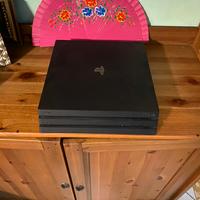 PS4 PRO CON QUATTRO GIOCHI E 2 JOYPAD