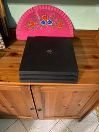PS4 PRO CON QUATTRO GIOCHI E 2 JOYPAD