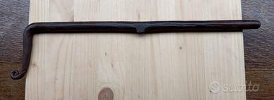 Catenaccio antico in ferro battuto