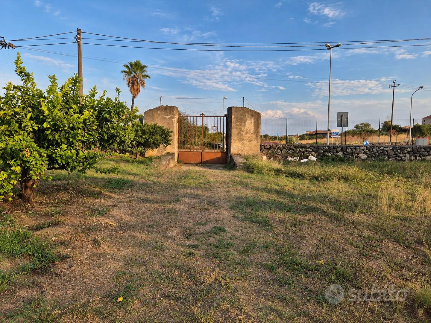Vasto terreno angolare via Santa Chiara - Vista 3