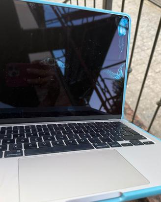 MacBook Air 13,6” da 1 TB, colore Galassia.