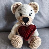 Orso Teddy amigurumi con cuore