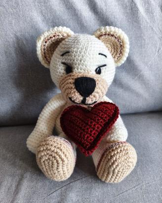 Orso Teddy amigurumi con cuore