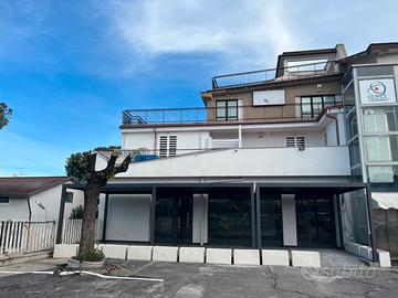 Ampio ufficio su Via Appia Nuova - frazionabile