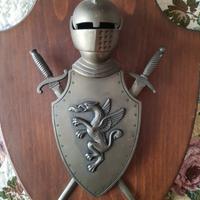 scudo con elmo in peltro