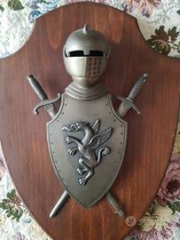 scudo con elmo in peltro
