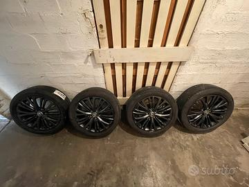 Set completo cerchi in lega neri Toyota Yaris 18”