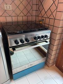 Cucina a gas con piano cottura e forno integrato