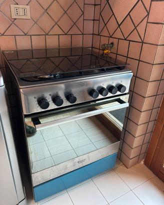 Cucina a gas con piano cottura e forno integrato