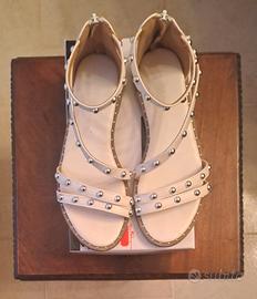 Sandali bianchi con borchie