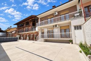 SOLUZIONE INDIPENDENTE RISTRUTTURATA CON CORTILE P
