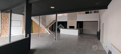 NEGOZIO A CARONNO PERTUSELLA