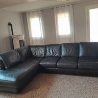 Divano nero in ecopelle