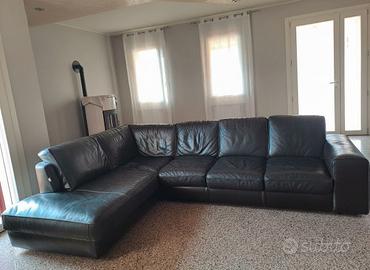 Divano nero in ecopelle