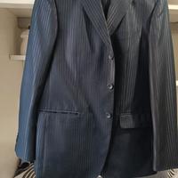 vestito da   uomo elegante blu