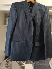 vestito da   uomo elegante blu