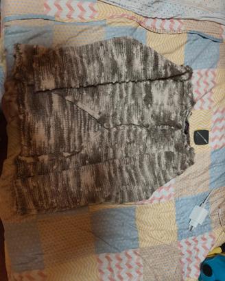 cardigan grigio e bianco 