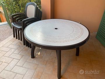 Tavolo e sedie da giardino
