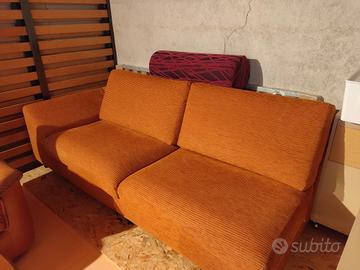 Divano in tessuto rigato lunghezza 220 cm.