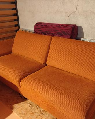 Divano in tessuto rigato lunghezza 220 cm.