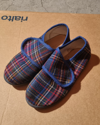 Scarpe pantofole da casa o asilo bambino