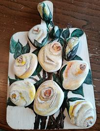 tagliere con rose bianche 