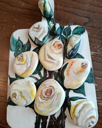 tagliere con rose bianche 