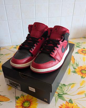 Scarpe Nike Jordan nere e rosse 