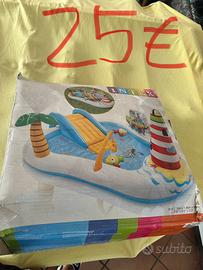 Macchina piscina e seggiolino auto