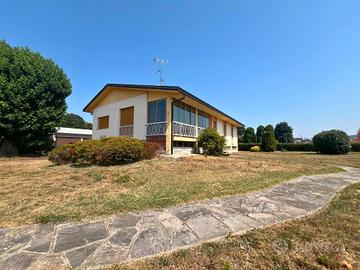 Villa indipendente con annesso capannone