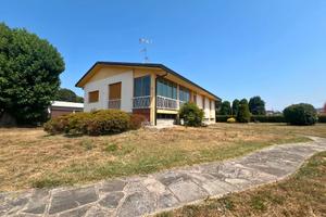 Villa indipendente con annesso capannone