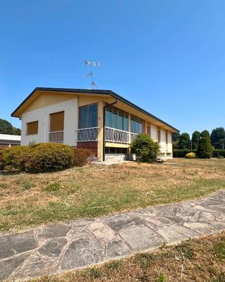 Villa indipendente con annesso capannone