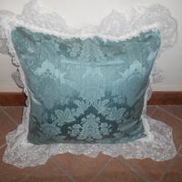 Cuscino azzurro con pizzi