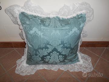 Cuscino azzurro con pizzi