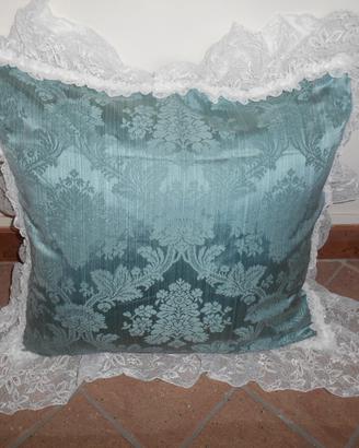 Cuscino azzurro con pizzi