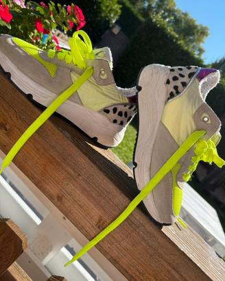 Sneakers Please