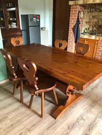 Tavolo e sedie in legno