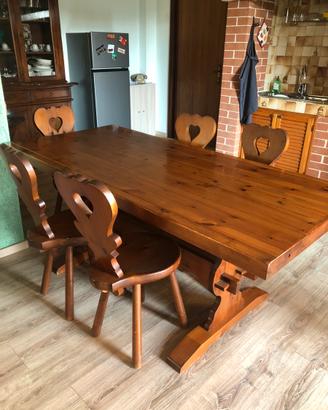 Tavolo e sedie in legno