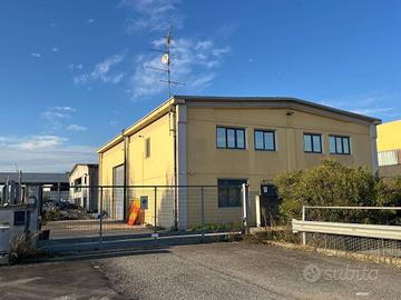 Immobile di 384 m² con 1 locale a Vercelli